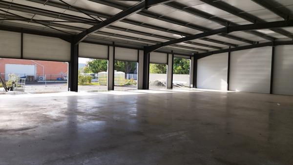 Local commercial 500 m2 avec parking