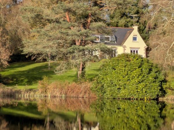 LANGOELAN MAISON NÉO BRETONNE DE 6 PIÈCES D' ENVIRON 135 M² VIE DE PLAIN PIED PARCELLE DE 1 HECTARE 3 ARES AVEC ÉTANG ET HANGAR.