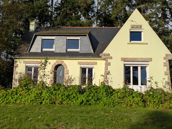 LANGOELAN MAISON NÉO BRETONNE DE 6 PIÈCES D' ENVIRON 135 M² VIE DE PLAIN PIED PARCELLE DE 1 HECTARE 3 ARES AVEC ÉTANG ET HANGAR.