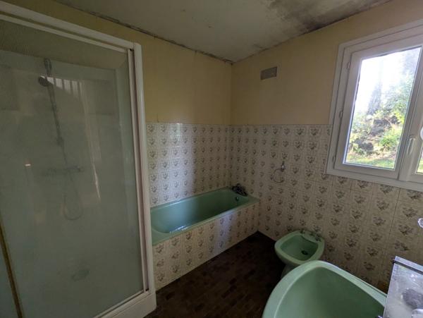 LANGOELAN MAISON NÉO BRETONNE DE 6 PIÈCES D' ENVIRON 135 M² VIE DE PLAIN PIED PARCELLE DE 1 HECTARE 3 ARES AVEC ÉTANG ET HANGAR.