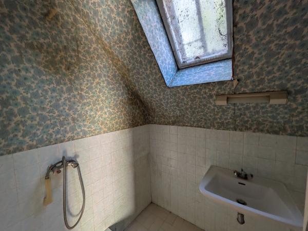 LANGOELAN MAISON NÉO BRETONNE DE 6 PIÈCES D' ENVIRON 135 M² VIE DE PLAIN PIED PARCELLE DE 1 HECTARE 3 ARES AVEC ÉTANG ET HANGAR.