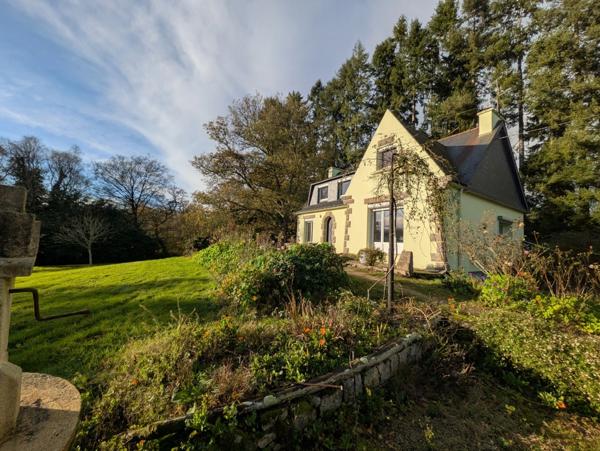 LANGOELAN MAISON NÉO BRETONNE DE 6 PIÈCES D' ENVIRON 135 M² VIE DE PLAIN PIED PARCELLE DE 1 HECTARE 3 ARES AVEC ÉTANG ET HANGAR.