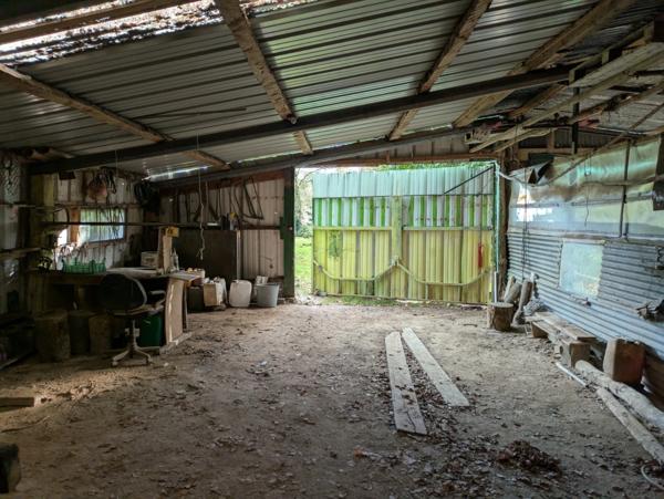 LANGOELAN MAISON NÉO BRETONNE DE 6 PIÈCES D' ENVIRON 135 M² VIE DE PLAIN PIED PARCELLE DE 1 HECTARE 3 ARES AVEC ÉTANG ET HANGAR.