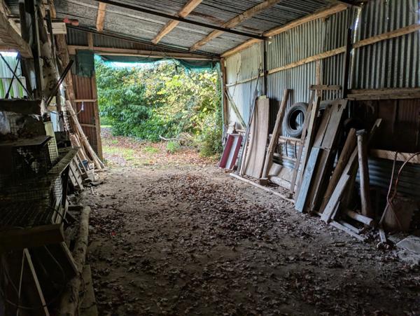 LANGOELAN MAISON NÉO BRETONNE DE 6 PIÈCES D' ENVIRON 135 M² VIE DE PLAIN PIED PARCELLE DE 1 HECTARE 3 ARES AVEC ÉTANG ET HANGAR.