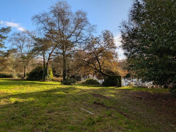 LANGOELAN MAISON NÉO BRETONNE DE 6 PIÈCES D' ENVIRON 135 M² VIE DE PLAIN PIED PARCELLE DE 1 HECTARE 3 ARES AVEC ÉTANG ET HANGAR.