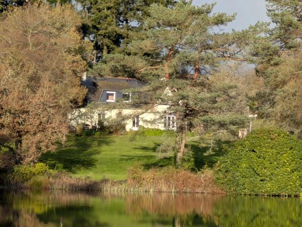 LANGOELAN MAISON NÉO BRETONNE DE 6 PIÈCES D' ENVIRON 135 M² VIE DE PLAIN PIED PARCELLE DE 1 HECTARE 3 ARES AVEC ÉTANG ET HANGAR.