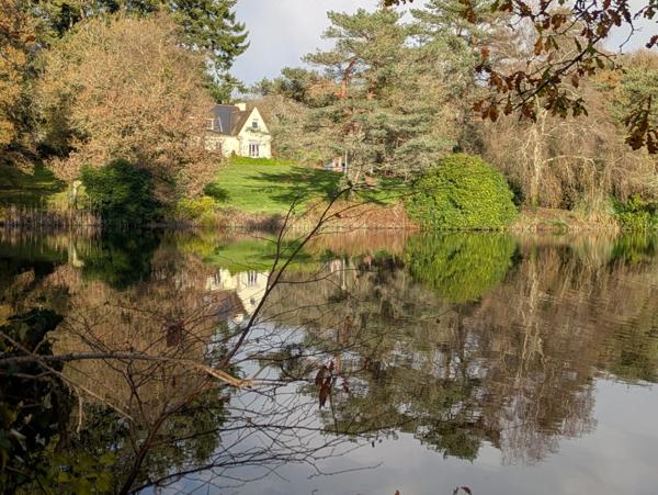 LANGOELAN MAISON NÉO BRETONNE DE 6 PIÈCES D' ENVIRON 135 M² VIE DE PLAIN PIED PARCELLE DE 1 HECTARE 3 ARES AVEC ÉTANG ET HANGAR.