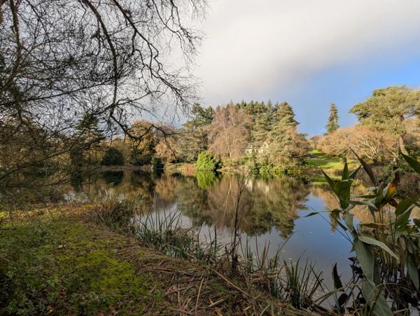 LANGOELAN MAISON NÉO BRETONNE DE 6 PIÈCES D' ENVIRON 135 M² VIE DE PLAIN PIED PARCELLE DE 1 HECTARE 3 ARES AVEC ÉTANG ET HANGAR.