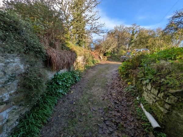 LANGOELAN MAISON NÉO BRETONNE DE 6 PIÈCES D' ENVIRON 135 M² VIE DE PLAIN PIED PARCELLE DE 1 HECTARE 3 ARES AVEC ÉTANG ET HANGAR.