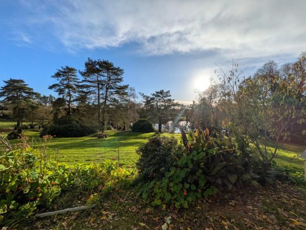 LANGOELAN MAISON NÉO BRETONNE DE 6 PIÈCES D' ENVIRON 135 M² VIE DE PLAIN PIED PARCELLE DE 1 HECTARE 3 ARES AVEC ÉTANG ET HANGAR.