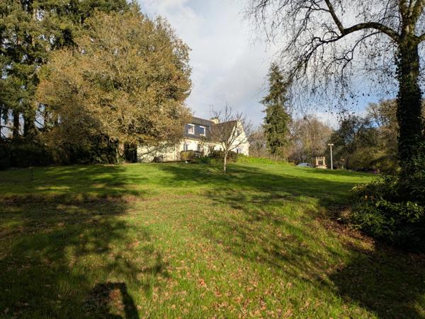 LANGOELAN MAISON NÉO BRETONNE DE 6 PIÈCES D' ENVIRON 135 M² VIE DE PLAIN PIED PARCELLE DE 1 HECTARE 3 ARES AVEC ÉTANG ET HANGAR.