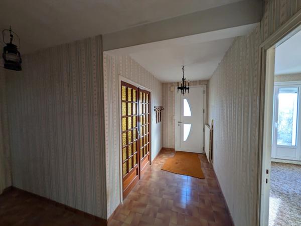 LANGOELAN MAISON NÉO BRETONNE DE 6 PIÈCES D' ENVIRON 135 M² VIE DE PLAIN PIED PARCELLE DE 1 HECTARE 3 ARES AVEC ÉTANG ET HANGAR.