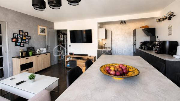 NOUVEAUTÉ – À DÉCOUVRIR !

Situé au Havre, découvrez cet appartement T4 d’environ 85 m², avec 3 chambres, 2 balcons et une place de parking privative en sous-sol, au 4ᵉ étage avec ascenseur d’une résidence sécurisée avec gardien.

Particulièrement lumineux, il offre une agréable pièce de vie avec salon-séjour et cuisine ouverte, aménagée et équipée, donnant accès à un premier balcon.

L’espace nuit se compose de 3 chambres, dont une avec son propre balcon. Deux chambres bénéficient également de dressings.

Un espace lumineux avec fenêtre permet facilement d’aménager un coin bureau, un espace lecture ou un aménagement selon vos besoins.

Vous trouverez également une salle d’eau avec douche et vasque, un WC indépendant ainsi qu’une buanderie.

Côté confort : double vitrage PVC, volets roulants électriques, interphone/visiophone et DPE classé C.

Aucun travaux à prévoir : vous n’avez plus qu’à poser vos valises.

Une cave complète ce bien.

À proximité des commerces, commodités et transports, le secteur bénéficiera également de l’arrivée de la future ligne C du tramway prévue fin 2027.

LES +

2 balcons • Place de parking privative en sous-sol • Cave • Ascenseur • DPE C • Gardien • Interphone/visiophone • Aucun travaux à prévoir

Un appartement familial lumineux, fonctionnel et complet, réunissant de nombreux critères recherchés. À découvrir rapidement !

Vous recherchez un bien ? 
Déposez vos critères ici et soyez informé(e) de nos nouveautés : https://tally.so/r/GxElWj
