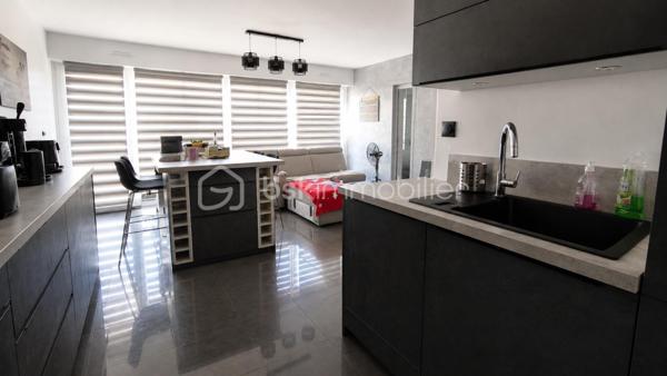 NOUVEAUTÉ – À DÉCOUVRIR !

Situé au Havre, découvrez cet appartement T4 d’environ 85 m², avec 3 chambres, 2 balcons et une place de parking privative en sous-sol, au 4ᵉ étage avec ascenseur d’une résidence sécurisée avec gardien.

Particulièrement lumineux, il offre une agréable pièce de vie avec salon-séjour et cuisine ouverte, aménagée et équipée, donnant accès à un premier balcon.

L’espace nuit se compose de 3 chambres, dont une avec son propre balcon. Deux chambres bénéficient également de dressings.

Un espace lumineux avec fenêtre permet facilement d’aménager un coin bureau, un espace lecture ou un aménagement selon vos besoins.

Vous trouverez également une salle d’eau avec douche et vasque, un WC indépendant ainsi qu’une buanderie.

Côté confort : double vitrage PVC, volets roulants électriques, interphone/visiophone et DPE classé C.

Aucun travaux à prévoir : vous n’avez plus qu’à poser vos valises.

Une cave complète ce bien.

À proximité des commerces, commodités et transports, le secteur bénéficiera également de l’arrivée de la future ligne C du tramway prévue fin 2027.

LES +

2 balcons • Place de parking privative en sous-sol • Cave • Ascenseur • DPE C • Gardien • Interphone/visiophone • Aucun travaux à prévoir

Un appartement familial lumineux, fonctionnel et complet, réunissant de nombreux critères recherchés. À découvrir rapidement !

Vous recherchez un bien ? 
Déposez vos critères ici et soyez informé(e) de nos nouveautés : https://tally.so/r/GxElWj