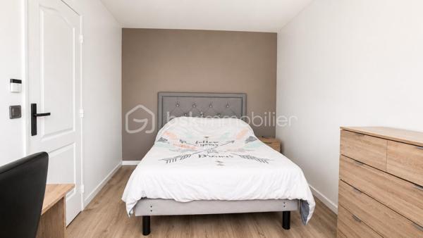 NOUVEAUTÉ – À DÉCOUVRIR !

Situé au Havre, découvrez cet appartement T4 d’environ 85 m², avec 3 chambres, 2 balcons et une place de parking privative en sous-sol, au 4ᵉ étage avec ascenseur d’une résidence sécurisée avec gardien.

Particulièrement lumineux, il offre une agréable pièce de vie avec salon-séjour et cuisine ouverte, aménagée et équipée, donnant accès à un premier balcon.

L’espace nuit se compose de 3 chambres, dont une avec son propre balcon. Deux chambres bénéficient également de dressings.

Un espace lumineux avec fenêtre permet facilement d’aménager un coin bureau, un espace lecture ou un aménagement selon vos besoins.

Vous trouverez également une salle d’eau avec douche et vasque, un WC indépendant ainsi qu’une buanderie.

Côté confort : double vitrage PVC, volets roulants électriques, interphone/visiophone et DPE classé C.

Aucun travaux à prévoir : vous n’avez plus qu’à poser vos valises.

Une cave complète ce bien.

À proximité des commerces, commodités et transports, le secteur bénéficiera également de l’arrivée de la future ligne C du tramway prévue fin 2027.

LES +

2 balcons • Place de parking privative en sous-sol • Cave • Ascenseur • DPE C • Gardien • Interphone/visiophone • Aucun travaux à prévoir

Un appartement familial lumineux, fonctionnel et complet, réunissant de nombreux critères recherchés. À découvrir rapidement !

Vous recherchez un bien ? 
Déposez vos critères ici et soyez informé(e) de nos nouveautés : https://tally.so/r/GxElWj
