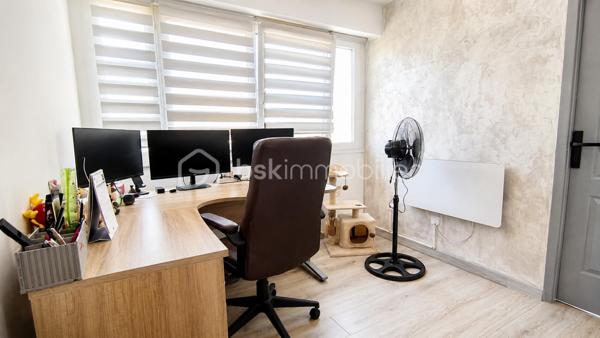 NOUVEAUTÉ – À DÉCOUVRIR !

Situé au Havre, découvrez cet appartement T4 d’environ 85 m², avec 3 chambres, 2 balcons et une place de parking privative en sous-sol, au 4ᵉ étage avec ascenseur d’une résidence sécurisée avec gardien.

Particulièrement lumineux, il offre une agréable pièce de vie avec salon-séjour et cuisine ouverte, aménagée et équipée, donnant accès à un premier balcon.

L’espace nuit se compose de 3 chambres, dont une avec son propre balcon. Deux chambres bénéficient également de dressings.

Un espace lumineux avec fenêtre permet facilement d’aménager un coin bureau, un espace lecture ou un aménagement selon vos besoins.

Vous trouverez également une salle d’eau avec douche et vasque, un WC indépendant ainsi qu’une buanderie.

Côté confort : double vitrage PVC, volets roulants électriques, interphone/visiophone et DPE classé C.

Aucun travaux à prévoir : vous n’avez plus qu’à poser vos valises.

Une cave complète ce bien.

À proximité des commerces, commodités et transports, le secteur bénéficiera également de l’arrivée de la future ligne C du tramway prévue fin 2027.

LES +

2 balcons • Place de parking privative en sous-sol • Cave • Ascenseur • DPE C • Gardien • Interphone/visiophone • Aucun travaux à prévoir

Un appartement familial lumineux, fonctionnel et complet, réunissant de nombreux critères recherchés. À découvrir rapidement !

Vous recherchez un bien ? 
Déposez vos critères ici et soyez informé(e) de nos nouveautés : https://tally.so/r/GxElWj