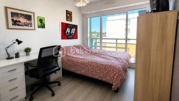 NOUVEAUTÉ – À DÉCOUVRIR !

Situé au Havre, découvrez cet appartement T4 d’environ 85 m², avec 3 chambres, 2 balcons et une place de parking privative en sous-sol, au 4ᵉ étage avec ascenseur d’une résidence sécurisée avec gardien.

Particulièrement lumineux, il offre une agréable pièce de vie avec salon-séjour et cuisine ouverte, aménagée et équipée, donnant accès à un premier balcon.

L’espace nuit se compose de 3 chambres, dont une avec son propre balcon. Deux chambres bénéficient également de dressings.

Un espace lumineux avec fenêtre permet facilement d’aménager un coin bureau, un espace lecture ou un aménagement selon vos besoins.

Vous trouverez également une salle d’eau avec douche et vasque, un WC indépendant ainsi qu’une buanderie.

Côté confort : double vitrage PVC, volets roulants électriques, interphone/visiophone et DPE classé C.

Aucun travaux à prévoir : vous n’avez plus qu’à poser vos valises.

Une cave complète ce bien.

À proximité des commerces, commodités et transports, le secteur bénéficiera également de l’arrivée de la future ligne C du tramway prévue fin 2027.

LES +

2 balcons • Place de parking privative en sous-sol • Cave • Ascenseur • DPE C • Gardien • Interphone/visiophone • Aucun travaux à prévoir

Un appartement familial lumineux, fonctionnel et complet, réunissant de nombreux critères recherchés. À découvrir rapidement !

Vous recherchez un bien ? 
Déposez vos critères ici et soyez informé(e) de nos nouveautés : https://tally.so/r/GxElWj