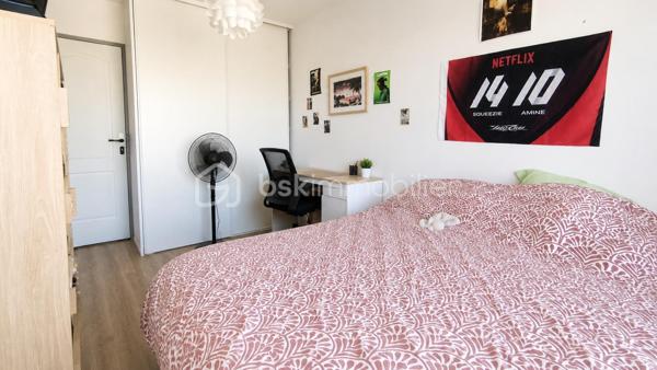 NOUVEAUTÉ – À DÉCOUVRIR !

Situé au Havre, découvrez cet appartement T4 d’environ 85 m², avec 3 chambres, 2 balcons et une place de parking privative en sous-sol, au 4ᵉ étage avec ascenseur d’une résidence sécurisée avec gardien.

Particulièrement lumineux, il offre une agréable pièce de vie avec salon-séjour et cuisine ouverte, aménagée et équipée, donnant accès à un premier balcon.

L’espace nuit se compose de 3 chambres, dont une avec son propre balcon. Deux chambres bénéficient également de dressings.

Un espace lumineux avec fenêtre permet facilement d’aménager un coin bureau, un espace lecture ou un aménagement selon vos besoins.

Vous trouverez également une salle d’eau avec douche et vasque, un WC indépendant ainsi qu’une buanderie.

Côté confort : double vitrage PVC, volets roulants électriques, interphone/visiophone et DPE classé C.

Aucun travaux à prévoir : vous n’avez plus qu’à poser vos valises.

Une cave complète ce bien.

À proximité des commerces, commodités et transports, le secteur bénéficiera également de l’arrivée de la future ligne C du tramway prévue fin 2027.

LES +

2 balcons • Place de parking privative en sous-sol • Cave • Ascenseur • DPE C • Gardien • Interphone/visiophone • Aucun travaux à prévoir

Un appartement familial lumineux, fonctionnel et complet, réunissant de nombreux critères recherchés. À découvrir rapidement !

Vous recherchez un bien ? 
Déposez vos critères ici et soyez informé(e) de nos nouveautés : https://tally.so/r/GxElWj
