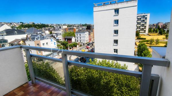 NOUVEAUTÉ – À DÉCOUVRIR !

Situé au Havre, découvrez cet appartement T4 d’environ 85 m², avec 3 chambres, 2 balcons et une place de parking privative en sous-sol, au 4ᵉ étage avec ascenseur d’une résidence sécurisée avec gardien.

Particulièrement lumineux, il offre une agréable pièce de vie avec salon-séjour et cuisine ouverte, aménagée et équipée, donnant accès à un premier balcon.

L’espace nuit se compose de 3 chambres, dont une avec son propre balcon. Deux chambres bénéficient également de dressings.

Un espace lumineux avec fenêtre permet facilement d’aménager un coin bureau, un espace lecture ou un aménagement selon vos besoins.

Vous trouverez également une salle d’eau avec douche et vasque, un WC indépendant ainsi qu’une buanderie.

Côté confort : double vitrage PVC, volets roulants électriques, interphone/visiophone et DPE classé C.

Aucun travaux à prévoir : vous n’avez plus qu’à poser vos valises.

Une cave complète ce bien.

À proximité des commerces, commodités et transports, le secteur bénéficiera également de l’arrivée de la future ligne C du tramway prévue fin 2027.

LES +

2 balcons • Place de parking privative en sous-sol • Cave • Ascenseur • DPE C • Gardien • Interphone/visiophone • Aucun travaux à prévoir

Un appartement familial lumineux, fonctionnel et complet, réunissant de nombreux critères recherchés. À découvrir rapidement !

Vous recherchez un bien ? 
Déposez vos critères ici et soyez informé(e) de nos nouveautés : https://tally.so/r/GxElWj