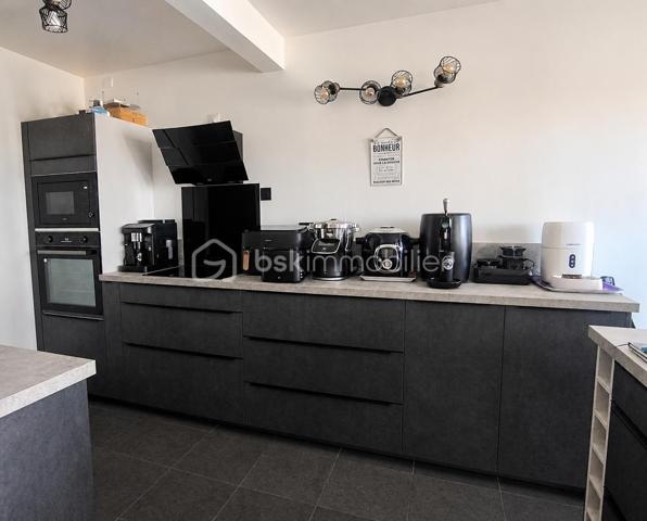NOUVEAUTÉ – À DÉCOUVRIR !

Situé au Havre, découvrez cet appartement T4 d’environ 85 m², avec 3 chambres, 2 balcons et une place de parking privative en sous-sol, au 4ᵉ étage avec ascenseur d’une résidence sécurisée avec gardien.

Particulièrement lumineux, il offre une agréable pièce de vie avec salon-séjour et cuisine ouverte, aménagée et équipée, donnant accès à un premier balcon.

L’espace nuit se compose de 3 chambres, dont une avec son propre balcon. Deux chambres bénéficient également de dressings.

Un espace lumineux avec fenêtre permet facilement d’aménager un coin bureau, un espace lecture ou un aménagement selon vos besoins.

Vous trouverez également une salle d’eau avec douche et vasque, un WC indépendant ainsi qu’une buanderie.

Côté confort : double vitrage PVC, volets roulants électriques, interphone/visiophone et DPE classé C.

Aucun travaux à prévoir : vous n’avez plus qu’à poser vos valises.

Une cave complète ce bien.

À proximité des commerces, commodités et transports, le secteur bénéficiera également de l’arrivée de la future ligne C du tramway prévue fin 2027.

LES +

2 balcons • Place de parking privative en sous-sol • Cave • Ascenseur • DPE C • Gardien • Interphone/visiophone • Aucun travaux à prévoir

Un appartement familial lumineux, fonctionnel et complet, réunissant de nombreux critères recherchés. À découvrir rapidement !

Vous recherchez un bien ? 
Déposez vos critères ici et soyez informé(e) de nos nouveautés : https://tally.so/r/GxElWj