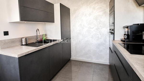 NOUVEAUTÉ – À DÉCOUVRIR !

Situé au Havre, découvrez cet appartement T4 d’environ 85 m², avec 3 chambres, 2 balcons et une place de parking privative en sous-sol, au 4ᵉ étage avec ascenseur d’une résidence sécurisée avec gardien.

Particulièrement lumineux, il offre une agréable pièce de vie avec salon-séjour et cuisine ouverte, aménagée et équipée, donnant accès à un premier balcon.

L’espace nuit se compose de 3 chambres, dont une avec son propre balcon. Deux chambres bénéficient également de dressings.

Un espace lumineux avec fenêtre permet facilement d’aménager un coin bureau, un espace lecture ou un aménagement selon vos besoins.

Vous trouverez également une salle d’eau avec douche et vasque, un WC indépendant ainsi qu’une buanderie.

Côté confort : double vitrage PVC, volets roulants électriques, interphone/visiophone et DPE classé C.

Aucun travaux à prévoir : vous n’avez plus qu’à poser vos valises.

Une cave complète ce bien.

À proximité des commerces, commodités et transports, le secteur bénéficiera également de l’arrivée de la future ligne C du tramway prévue fin 2027.

LES +

2 balcons • Place de parking privative en sous-sol • Cave • Ascenseur • DPE C • Gardien • Interphone/visiophone • Aucun travaux à prévoir

Un appartement familial lumineux, fonctionnel et complet, réunissant de nombreux critères recherchés. À découvrir rapidement !

Vous recherchez un bien ? 
Déposez vos critères ici et soyez informé(e) de nos nouveautés : https://tally.so/r/GxElWj