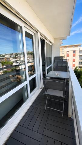 NOUVEAUTÉ – À DÉCOUVRIR !

Situé au Havre, découvrez cet appartement T4 d’environ 85 m², avec 3 chambres, 2 balcons et une place de parking privative en sous-sol, au 4ᵉ étage avec ascenseur d’une résidence sécurisée avec gardien.

Particulièrement lumineux, il offre une agréable pièce de vie avec salon-séjour et cuisine ouverte, aménagée et équipée, donnant accès à un premier balcon.

L’espace nuit se compose de 3 chambres, dont une avec son propre balcon. Deux chambres bénéficient également de dressings.

Un espace lumineux avec fenêtre permet facilement d’aménager un coin bureau, un espace lecture ou un aménagement selon vos besoins.

Vous trouverez également une salle d’eau avec douche et vasque, un WC indépendant ainsi qu’une buanderie.

Côté confort : double vitrage PVC, volets roulants électriques, interphone/visiophone et DPE classé C.

Aucun travaux à prévoir : vous n’avez plus qu’à poser vos valises.

Une cave complète ce bien.

À proximité des commerces, commodités et transports, le secteur bénéficiera également de l’arrivée de la future ligne C du tramway prévue fin 2027.

LES +

2 balcons • Place de parking privative en sous-sol • Cave • Ascenseur • DPE C • Gardien • Interphone/visiophone • Aucun travaux à prévoir

Un appartement familial lumineux, fonctionnel et complet, réunissant de nombreux critères recherchés. À découvrir rapidement !

Vous recherchez un bien ? 
Déposez vos critères ici et soyez informé(e) de nos nouveautés : https://tally.so/r/GxElWj