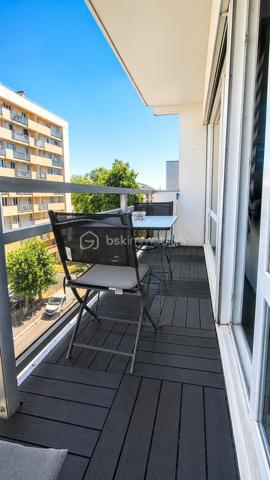 NOUVEAUTÉ – À DÉCOUVRIR !

Situé au Havre, découvrez cet appartement T4 d’environ 85 m², avec 3 chambres, 2 balcons et une place de parking privative en sous-sol, au 4ᵉ étage avec ascenseur d’une résidence sécurisée avec gardien.

Particulièrement lumineux, il offre une agréable pièce de vie avec salon-séjour et cuisine ouverte, aménagée et équipée, donnant accès à un premier balcon.

L’espace nuit se compose de 3 chambres, dont une avec son propre balcon. Deux chambres bénéficient également de dressings.

Un espace lumineux avec fenêtre permet facilement d’aménager un coin bureau, un espace lecture ou un aménagement selon vos besoins.

Vous trouverez également une salle d’eau avec douche et vasque, un WC indépendant ainsi qu’une buanderie.

Côté confort : double vitrage PVC, volets roulants électriques, interphone/visiophone et DPE classé C.

Aucun travaux à prévoir : vous n’avez plus qu’à poser vos valises.

Une cave complète ce bien.

À proximité des commerces, commodités et transports, le secteur bénéficiera également de l’arrivée de la future ligne C du tramway prévue fin 2027.

LES +

2 balcons • Place de parking privative en sous-sol • Cave • Ascenseur • DPE C • Gardien • Interphone/visiophone • Aucun travaux à prévoir

Un appartement familial lumineux, fonctionnel et complet, réunissant de nombreux critères recherchés. À découvrir rapidement !

Vous recherchez un bien ? 
Déposez vos critères ici et soyez informé(e) de nos nouveautés : https://tally.so/r/GxElWj