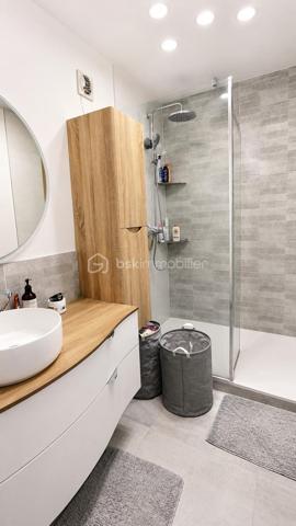 NOUVEAUTÉ – À DÉCOUVRIR !

Situé au Havre, découvrez cet appartement T4 d’environ 85 m², avec 3 chambres, 2 balcons et une place de parking privative en sous-sol, au 4ᵉ étage avec ascenseur d’une résidence sécurisée avec gardien.

Particulièrement lumineux, il offre une agréable pièce de vie avec salon-séjour et cuisine ouverte, aménagée et équipée, donnant accès à un premier balcon.

L’espace nuit se compose de 3 chambres, dont une avec son propre balcon. Deux chambres bénéficient également de dressings.

Un espace lumineux avec fenêtre permet facilement d’aménager un coin bureau, un espace lecture ou un aménagement selon vos besoins.

Vous trouverez également une salle d’eau avec douche et vasque, un WC indépendant ainsi qu’une buanderie.

Côté confort : double vitrage PVC, volets roulants électriques, interphone/visiophone et DPE classé C.

Aucun travaux à prévoir : vous n’avez plus qu’à poser vos valises.

Une cave complète ce bien.

À proximité des commerces, commodités et transports, le secteur bénéficiera également de l’arrivée de la future ligne C du tramway prévue fin 2027.

LES +

2 balcons • Place de parking privative en sous-sol • Cave • Ascenseur • DPE C • Gardien • Interphone/visiophone • Aucun travaux à prévoir

Un appartement familial lumineux, fonctionnel et complet, réunissant de nombreux critères recherchés. À découvrir rapidement !

Vous recherchez un bien ? 
Déposez vos critères ici et soyez informé(e) de nos nouveautés : https://tally.so/r/GxElWj