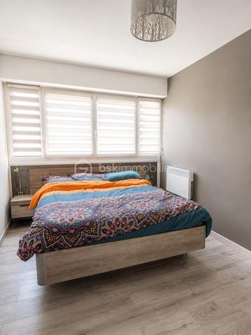 NOUVEAUTÉ – À DÉCOUVRIR !

Situé au Havre, découvrez cet appartement T4 d’environ 85 m², avec 3 chambres, 2 balcons et une place de parking privative en sous-sol, au 4ᵉ étage avec ascenseur d’une résidence sécurisée avec gardien.

Particulièrement lumineux, il offre une agréable pièce de vie avec salon-séjour et cuisine ouverte, aménagée et équipée, donnant accès à un premier balcon.

L’espace nuit se compose de 3 chambres, dont une avec son propre balcon. Deux chambres bénéficient également de dressings.

Un espace lumineux avec fenêtre permet facilement d’aménager un coin bureau, un espace lecture ou un aménagement selon vos besoins.

Vous trouverez également une salle d’eau avec douche et vasque, un WC indépendant ainsi qu’une buanderie.

Côté confort : double vitrage PVC, volets roulants électriques, interphone/visiophone et DPE classé C.

Aucun travaux à prévoir : vous n’avez plus qu’à poser vos valises.

Une cave complète ce bien.

À proximité des commerces, commodités et transports, le secteur bénéficiera également de l’arrivée de la future ligne C du tramway prévue fin 2027.

LES +

2 balcons • Place de parking privative en sous-sol • Cave • Ascenseur • DPE C • Gardien • Interphone/visiophone • Aucun travaux à prévoir

Un appartement familial lumineux, fonctionnel et complet, réunissant de nombreux critères recherchés. À découvrir rapidement !

Vous recherchez un bien ? 
Déposez vos critères ici et soyez informé(e) de nos nouveautés : https://tally.so/r/GxElWj