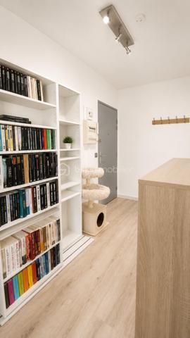 NOUVEAUTÉ – À DÉCOUVRIR !

Situé au Havre, découvrez cet appartement T4 d’environ 85 m², avec 3 chambres, 2 balcons et une place de parking privative en sous-sol, au 4ᵉ étage avec ascenseur d’une résidence sécurisée avec gardien.

Particulièrement lumineux, il offre une agréable pièce de vie avec salon-séjour et cuisine ouverte, aménagée et équipée, donnant accès à un premier balcon.

L’espace nuit se compose de 3 chambres, dont une avec son propre balcon. Deux chambres bénéficient également de dressings.

Un espace lumineux avec fenêtre permet facilement d’aménager un coin bureau, un espace lecture ou un aménagement selon vos besoins.

Vous trouverez également une salle d’eau avec douche et vasque, un WC indépendant ainsi qu’une buanderie.

Côté confort : double vitrage PVC, volets roulants électriques, interphone/visiophone et DPE classé C.

Aucun travaux à prévoir : vous n’avez plus qu’à poser vos valises.

Une cave complète ce bien.

À proximité des commerces, commodités et transports, le secteur bénéficiera également de l’arrivée de la future ligne C du tramway prévue fin 2027.

LES +

2 balcons • Place de parking privative en sous-sol • Cave • Ascenseur • DPE C • Gardien • Interphone/visiophone • Aucun travaux à prévoir

Un appartement familial lumineux, fonctionnel et complet, réunissant de nombreux critères recherchés. À découvrir rapidement !

Vous recherchez un bien ? 
Déposez vos critères ici et soyez informé(e) de nos nouveautés : https://tally.so/r/GxElWj