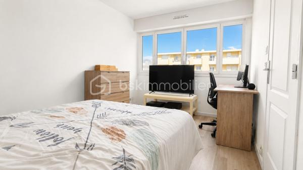 NOUVEAUTÉ – À DÉCOUVRIR !

Situé au Havre, découvrez cet appartement T4 d’environ 85 m², avec 3 chambres, 2 balcons et une place de parking privative en sous-sol, au 4ᵉ étage avec ascenseur d’une résidence sécurisée avec gardien.

Particulièrement lumineux, il offre une agréable pièce de vie avec salon-séjour et cuisine ouverte, aménagée et équipée, donnant accès à un premier balcon.

L’espace nuit se compose de 3 chambres, dont une avec son propre balcon. Deux chambres bénéficient également de dressings.

Un espace lumineux avec fenêtre permet facilement d’aménager un coin bureau, un espace lecture ou un aménagement selon vos besoins.

Vous trouverez également une salle d’eau avec douche et vasque, un WC indépendant ainsi qu’une buanderie.

Côté confort : double vitrage PVC, volets roulants électriques, interphone/visiophone et DPE classé C.

Aucun travaux à prévoir : vous n’avez plus qu’à poser vos valises.

Une cave complète ce bien.

À proximité des commerces, commodités et transports, le secteur bénéficiera également de l’arrivée de la future ligne C du tramway prévue fin 2027.

LES +

2 balcons • Place de parking privative en sous-sol • Cave • Ascenseur • DPE C • Gardien • Interphone/visiophone • Aucun travaux à prévoir

Un appartement familial lumineux, fonctionnel et complet, réunissant de nombreux critères recherchés. À découvrir rapidement !

Vous recherchez un bien ? 
Déposez vos critères ici et soyez informé(e) de nos nouveautés : https://tally.so/r/GxElWj