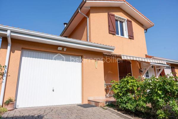 Exclusif !
Située sur les hauteurs de Renage dans un environnement verdoyant, à seulement 2 minutes des accès à la Nationale, à 4 minutes de la gare de Rives et à 8 minutes du péage d'autoroute de Rives, cette maison familiale de 125m² saura séduire les amoureux du calme et de la campagne tout en restant proche des commodités.

✨ Caractéristiques principales :
- Superficie : 125m²
- 5 belles Chambres
- Salon donnant sur une belle terrasse, idéale pour prendre du bon temps !
- Grand Garage et Cabanon extérieur permettant des rangements ou de disposer un atelier.
- Terrain de 639m² avec piscine hors-sol, arboré, parfait pour profiter de la nature et des activités en plein air
- Aucun vis à vis

✨ Points Forts :
- Cadre de vie paisible à la campagne
- Proximité des commerces, écoles et axes routiers
- Maison fonctionnelle, idéale pour une famille, bien rare à venir découvrir !

Maison entièrement rénovée en 2014. Toit refait.
Chauffage électrique, pompe à chaleur air/air et poêle à bois.

N'hésitez pas à me contacter au 06.30.84.43.24 pour toute information complémentaire ou pour fixer d'un rdv de visite !