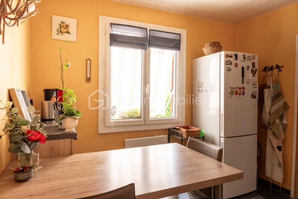 Exclusif !
Située sur les hauteurs de Renage dans un environnement verdoyant, à seulement 2 minutes des accès à la Nationale, à 4 minutes de la gare de Rives et à 8 minutes du péage d'autoroute de Rives, cette maison familiale de 125m² saura séduire les amoureux du calme et de la campagne tout en restant proche des commodités.

✨ Caractéristiques principales :
- Superficie : 125m²
- 5 belles Chambres
- Salon donnant sur une belle terrasse, idéale pour prendre du bon temps !
- Grand Garage et Cabanon extérieur permettant des rangements ou de disposer un atelier.
- Terrain de 639m² avec piscine hors-sol, arboré, parfait pour profiter de la nature et des activités en plein air
- Aucun vis à vis

✨ Points Forts :
- Cadre de vie paisible à la campagne
- Proximité des commerces, écoles et axes routiers
- Maison fonctionnelle, idéale pour une famille, bien rare à venir découvrir !

Maison entièrement rénovée en 2014. Toit refait.
Chauffage électrique, pompe à chaleur air/air et poêle à bois.

N'hésitez pas à me contacter au 06.30.84.43.24 pour toute information complémentaire ou pour fixer d'un rdv de visite !