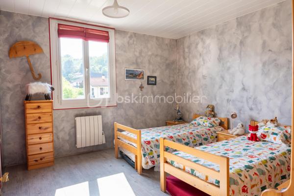 Exclusif !
Située sur les hauteurs de Renage dans un environnement verdoyant, à seulement 2 minutes des accès à la Nationale, à 4 minutes de la gare de Rives et à 8 minutes du péage d'autoroute de Rives, cette maison familiale de 125m² saura séduire les amoureux du calme et de la campagne tout en restant proche des commodités.

✨ Caractéristiques principales :
- Superficie : 125m²
- 5 belles Chambres
- Salon donnant sur une belle terrasse, idéale pour prendre du bon temps !
- Grand Garage et Cabanon extérieur permettant des rangements ou de disposer un atelier.
- Terrain de 639m² avec piscine hors-sol, arboré, parfait pour profiter de la nature et des activités en plein air
- Aucun vis à vis

✨ Points Forts :
- Cadre de vie paisible à la campagne
- Proximité des commerces, écoles et axes routiers
- Maison fonctionnelle, idéale pour une famille, bien rare à venir découvrir !

Maison entièrement rénovée en 2014. Toit refait.
Chauffage électrique, pompe à chaleur air/air et poêle à bois.

N'hésitez pas à me contacter au 06.30.84.43.24 pour toute information complémentaire ou pour fixer d'un rdv de visite !