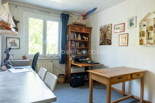 Exclusif !
Située sur les hauteurs de Renage dans un environnement verdoyant, à seulement 2 minutes des accès à la Nationale, à 4 minutes de la gare de Rives et à 8 minutes du péage d'autoroute de Rives, cette maison familiale de 125m² saura séduire les amoureux du calme et de la campagne tout en restant proche des commodités.

✨ Caractéristiques principales :
- Superficie : 125m²
- 5 belles Chambres
- Salon donnant sur une belle terrasse, idéale pour prendre du bon temps !
- Grand Garage et Cabanon extérieur permettant des rangements ou de disposer un atelier.
- Terrain de 639m² avec piscine hors-sol, arboré, parfait pour profiter de la nature et des activités en plein air
- Aucun vis à vis

✨ Points Forts :
- Cadre de vie paisible à la campagne
- Proximité des commerces, écoles et axes routiers
- Maison fonctionnelle, idéale pour une famille, bien rare à venir découvrir !

Maison entièrement rénovée en 2014. Toit refait.
Chauffage électrique, pompe à chaleur air/air et poêle à bois.

N'hésitez pas à me contacter au 06.30.84.43.24 pour toute information complémentaire ou pour fixer d'un rdv de visite !