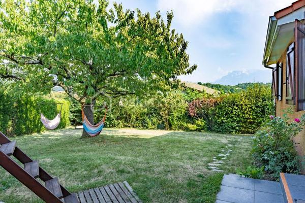 Exclusif !
Située sur les hauteurs de Renage dans un environnement verdoyant, à seulement 2 minutes des accès à la Nationale, à 4 minutes de la gare de Rives et à 8 minutes du péage d'autoroute de Rives, cette maison familiale de 125m² saura séduire les amoureux du calme et de la campagne tout en restant proche des commodités.

✨ Caractéristiques principales :
- Superficie : 125m²
- 5 belles Chambres
- Salon donnant sur une belle terrasse, idéale pour prendre du bon temps !
- Grand Garage et Cabanon extérieur permettant des rangements ou de disposer un atelier.
- Terrain de 639m² avec piscine hors-sol, arboré, parfait pour profiter de la nature et des activités en plein air
- Aucun vis à vis

✨ Points Forts :
- Cadre de vie paisible à la campagne
- Proximité des commerces, écoles et axes routiers
- Maison fonctionnelle, idéale pour une famille, bien rare à venir découvrir !

Maison entièrement rénovée en 2014. Toit refait.
Chauffage électrique, pompe à chaleur air/air et poêle à bois.

N'hésitez pas à me contacter au 06.30.84.43.24 pour toute information complémentaire ou pour fixer d'un rdv de visite !