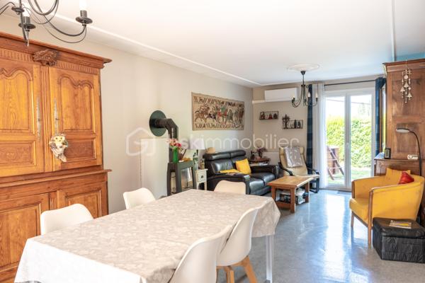 Exclusif !
Située sur les hauteurs de Renage dans un environnement verdoyant, à seulement 2 minutes des accès à la Nationale, à 4 minutes de la gare de Rives et à 8 minutes du péage d'autoroute de Rives, cette maison familiale de 125m² saura séduire les amoureux du calme et de la campagne tout en restant proche des commodités.

✨ Caractéristiques principales :
- Superficie : 125m²
- 5 belles Chambres
- Salon donnant sur une belle terrasse, idéale pour prendre du bon temps !
- Grand Garage et Cabanon extérieur permettant des rangements ou de disposer un atelier.
- Terrain de 639m² avec piscine hors-sol, arboré, parfait pour profiter de la nature et des activités en plein air
- Aucun vis à vis

✨ Points Forts :
- Cadre de vie paisible à la campagne
- Proximité des commerces, écoles et axes routiers
- Maison fonctionnelle, idéale pour une famille, bien rare à venir découvrir !

Maison entièrement rénovée en 2014. Toit refait.
Chauffage électrique, pompe à chaleur air/air et poêle à bois.

N'hésitez pas à me contacter au 06.30.84.43.24 pour toute information complémentaire ou pour fixer d'un rdv de visite !