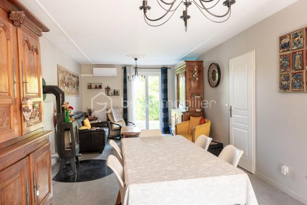 Exclusif !
Située sur les hauteurs de Renage dans un environnement verdoyant, à seulement 2 minutes des accès à la Nationale, à 4 minutes de la gare de Rives et à 8 minutes du péage d'autoroute de Rives, cette maison familiale de 125m² saura séduire les amoureux du calme et de la campagne tout en restant proche des commodités.

✨ Caractéristiques principales :
- Superficie : 125m²
- 5 belles Chambres
- Salon donnant sur une belle terrasse, idéale pour prendre du bon temps !
- Grand Garage et Cabanon extérieur permettant des rangements ou de disposer un atelier.
- Terrain de 639m² avec piscine hors-sol, arboré, parfait pour profiter de la nature et des activités en plein air
- Aucun vis à vis

✨ Points Forts :
- Cadre de vie paisible à la campagne
- Proximité des commerces, écoles et axes routiers
- Maison fonctionnelle, idéale pour une famille, bien rare à venir découvrir !

Maison entièrement rénovée en 2014. Toit refait.
Chauffage électrique, pompe à chaleur air/air et poêle à bois.

N'hésitez pas à me contacter au 06.30.84.43.24 pour toute information complémentaire ou pour fixer d'un rdv de visite !