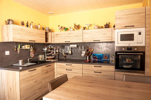 Exclusif !
Située sur les hauteurs de Renage dans un environnement verdoyant, à seulement 2 minutes des accès à la Nationale, à 4 minutes de la gare de Rives et à 8 minutes du péage d'autoroute de Rives, cette maison familiale de 125m² saura séduire les amoureux du calme et de la campagne tout en restant proche des commodités.

✨ Caractéristiques principales :
- Superficie : 125m²
- 5 belles Chambres
- Salon donnant sur une belle terrasse, idéale pour prendre du bon temps !
- Grand Garage et Cabanon extérieur permettant des rangements ou de disposer un atelier.
- Terrain de 639m² avec piscine hors-sol, arboré, parfait pour profiter de la nature et des activités en plein air
- Aucun vis à vis

✨ Points Forts :
- Cadre de vie paisible à la campagne
- Proximité des commerces, écoles et axes routiers
- Maison fonctionnelle, idéale pour une famille, bien rare à venir découvrir !

Maison entièrement rénovée en 2014. Toit refait.
Chauffage électrique, pompe à chaleur air/air et poêle à bois.

N'hésitez pas à me contacter au 06.30.84.43.24 pour toute information complémentaire ou pour fixer d'un rdv de visite !