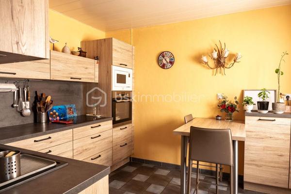 Exclusif !
Située sur les hauteurs de Renage dans un environnement verdoyant, à seulement 2 minutes des accès à la Nationale, à 4 minutes de la gare de Rives et à 8 minutes du péage d'autoroute de Rives, cette maison familiale de 125m² saura séduire les amoureux du calme et de la campagne tout en restant proche des commodités.

✨ Caractéristiques principales :
- Superficie : 125m²
- 5 belles Chambres
- Salon donnant sur une belle terrasse, idéale pour prendre du bon temps !
- Grand Garage et Cabanon extérieur permettant des rangements ou de disposer un atelier.
- Terrain de 639m² avec piscine hors-sol, arboré, parfait pour profiter de la nature et des activités en plein air
- Aucun vis à vis

✨ Points Forts :
- Cadre de vie paisible à la campagne
- Proximité des commerces, écoles et axes routiers
- Maison fonctionnelle, idéale pour une famille, bien rare à venir découvrir !

Maison entièrement rénovée en 2014. Toit refait.
Chauffage électrique, pompe à chaleur air/air et poêle à bois.

N'hésitez pas à me contacter au 06.30.84.43.24 pour toute information complémentaire ou pour fixer d'un rdv de visite !