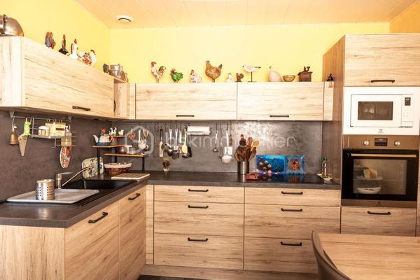 Exclusif !
Située sur les hauteurs de Renage dans un environnement verdoyant, à seulement 2 minutes des accès à la Nationale, à 4 minutes de la gare de Rives et à 8 minutes du péage d'autoroute de Rives, cette maison familiale de 125m² saura séduire les amoureux du calme et de la campagne tout en restant proche des commodités.

✨ Caractéristiques principales :
- Superficie : 125m²
- 5 belles Chambres
- Salon donnant sur une belle terrasse, idéale pour prendre du bon temps !
- Grand Garage et Cabanon extérieur permettant des rangements ou de disposer un atelier.
- Terrain de 639m² avec piscine hors-sol, arboré, parfait pour profiter de la nature et des activités en plein air
- Aucun vis à vis

✨ Points Forts :
- Cadre de vie paisible à la campagne
- Proximité des commerces, écoles et axes routiers
- Maison fonctionnelle, idéale pour une famille, bien rare à venir découvrir !

Maison entièrement rénovée en 2014. Toit refait.
Chauffage électrique, pompe à chaleur air/air et poêle à bois.

N'hésitez pas à me contacter au 06.30.84.43.24 pour toute information complémentaire ou pour fixer d'un rdv de visite !