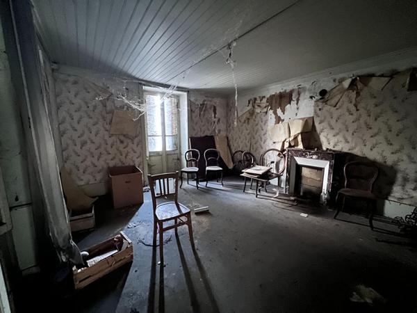 70130 - FRETIGNEY ET VELLOREILLE - 170 m2 - Prix : 34000  honoraires charge vendeur