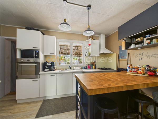 Vente
                Maison126 m² - 6 Pièces -
                    BEGLES (33130)