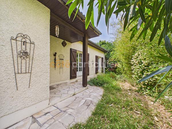 Vente
                Maison126 m² - 6 Pièces -
                    BEGLES (33130)