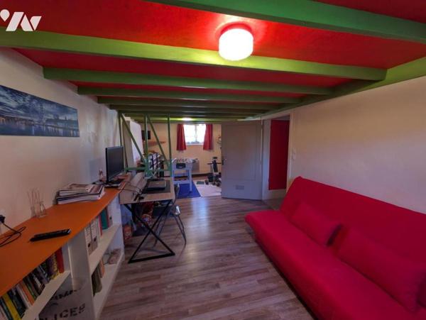 Pavillon sur sous sol surélevé en parfait état général