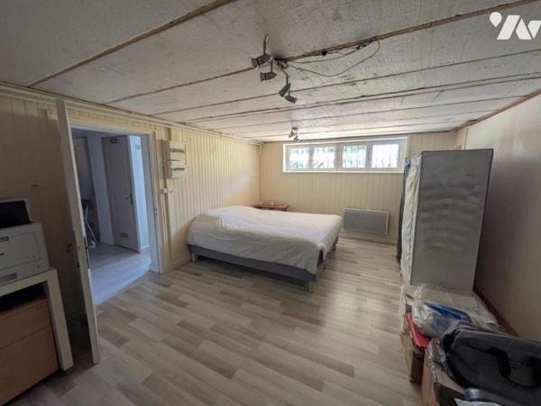 Pavillon sur sous sol surélevé en parfait état général