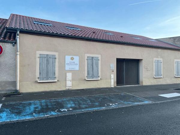 Local commercial 4 pièces T4 F4 130 m² à Belleville 22 RUE JEAN MACE 69220 à louer