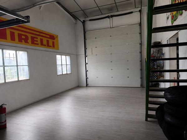 AVIGNON SORGUES - MAISON HABITATION + HANGAR  204 M² + TERRAIN 1500 M² A VENDRE