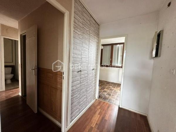 Un appartement situé au troisième étage sans ascenseur comprenant une entrée, une cuisine, un salon-séjour, trois chambres, une salle de douche, un wc, une cave en sous-sol.
Charge de copropriété : 140 Euros par mois (Chauffage, eau froide, entretien des commun)