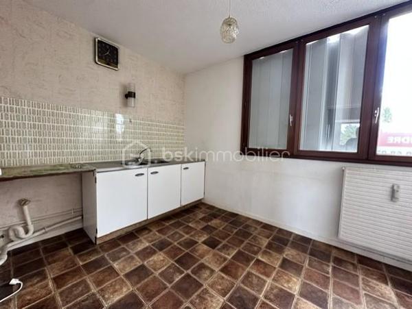 Un appartement situé au troisième étage sans ascenseur comprenant une entrée, une cuisine, un salon-séjour, trois chambres, une salle de douche, un wc, une cave en sous-sol.
Charge de copropriété : 140 Euros par mois (Chauffage, eau froide, entretien des commun)